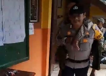 Anggota Polsek Gegerbitung Gendong Lansia Sejauh 500 Meter Menuju TPS