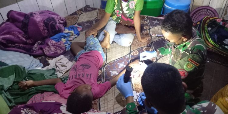 Derita Malaria, Tim Kesehatan Satgas Yonif 310/KK Obati Yani Seorang Anak Di Perbatasan