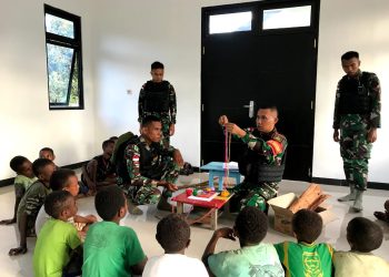 Asah Kreativitas, Satgas Yonif 310/KK Ajarkan Kerajinan Tangan Dan Mewarnai Pada Anak-Anak Papua