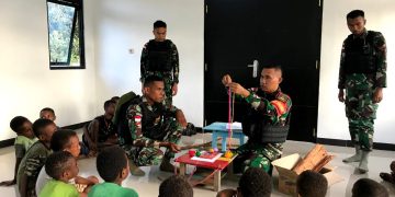 Asah Kreativitas, Satgas Yonif 310/KK Ajarkan Kerajinan Tangan Dan Mewarnai Pada Anak-Anak Papua