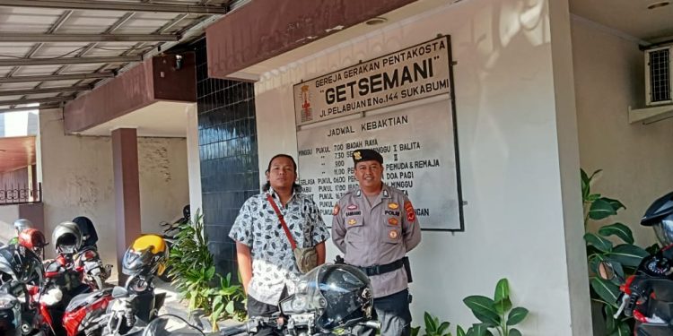 Pengamanan Gereja Rutin Polsek Lembursitu Untuk Berikan Rasa Aman Dan Nyaman Bagi Jemaat