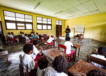 Turut Cerdaskan Generasi Penerus Bangsa, Satgas Yonif 310/KK Jadi Gadik Di Sekolah Perbatasan Papua