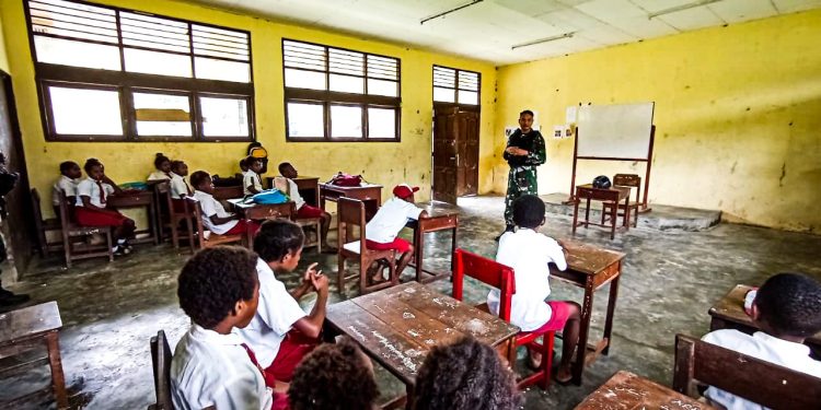 Turut Cerdaskan Generasi Penerus Bangsa, Satgas Yonif 310/KK Jadi Gadik Di Sekolah Perbatasan Papua