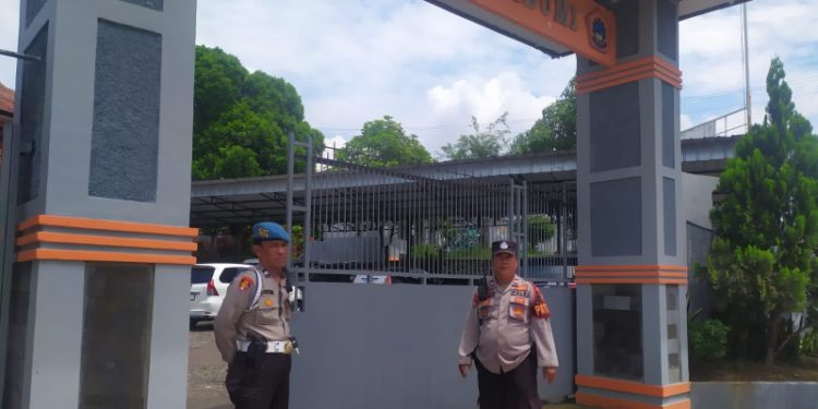 Antisipasi Bubaran Anak Sekolah, Bhabinkamtibmas Polsek Lembursitu Lakukan Sambang dan Patroli