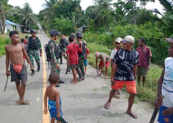 Saluran Irigasi Mampet, Satgas Yonif 310/KK Ajak Warga Bersihkan Dari Rerumputan Yang Menyumbat