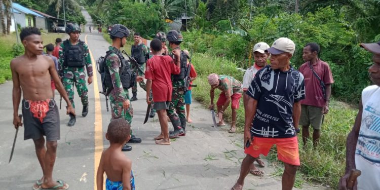 Saluran Irigasi Mampet, Satgas Yonif 310/KK Ajak Warga Bersihkan Dari Rerumputan Yang Menyumbat