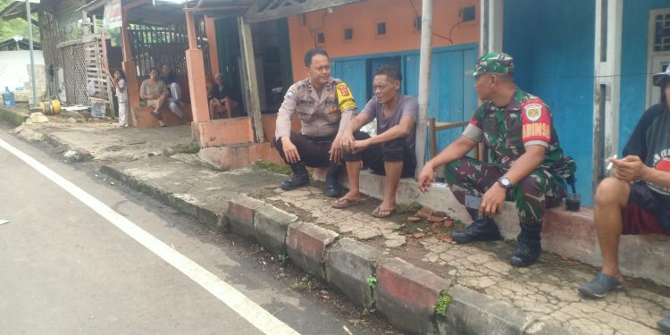 Sinergitas TNI POLRI Polsek Lembursitu Lakukan Giat Sambang