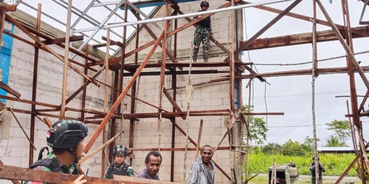 Satgas Yonif 310/KK, Bantu Percepatan Pembangunan Gereja Di Kampung Woslay