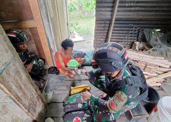 Demi Kesehatan Warga, Satgas Yonif 310/KK Lakukan Pengobatan Keliling Di Pedalaman Papua