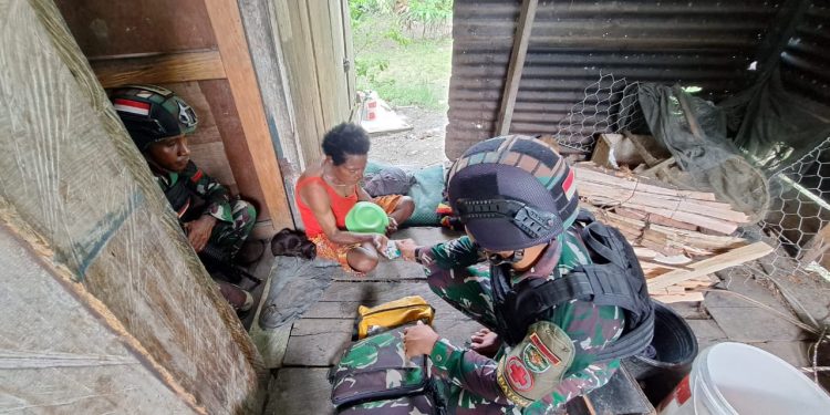Demi Kesehatan Warga, Satgas Yonif 310/KK Lakukan Pengobatan Keliling Di Pedalaman Papua
