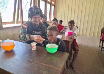 Penuhi Kebutuhan Gizi, Satgas Yonif 310/KK Berikan Bubur Kacang Hijau Kepada Anak-Anak Di Perbatasan