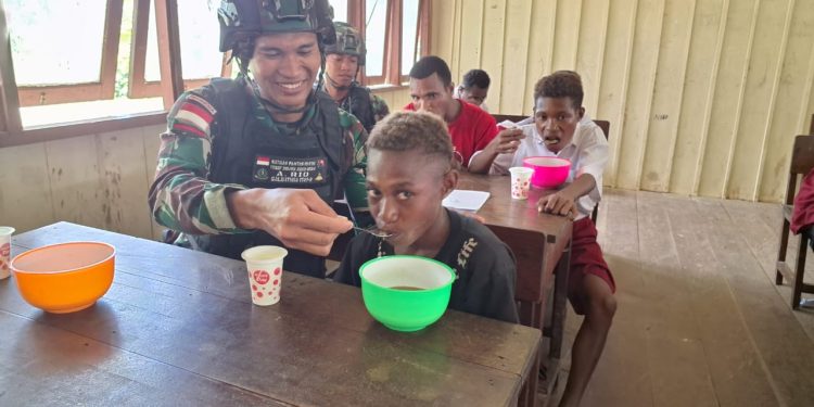 Penuhi Kebutuhan Gizi, Satgas Yonif 310/KK Berikan Bubur Kacang Hijau Kepada Anak-Anak Di Perbatasan