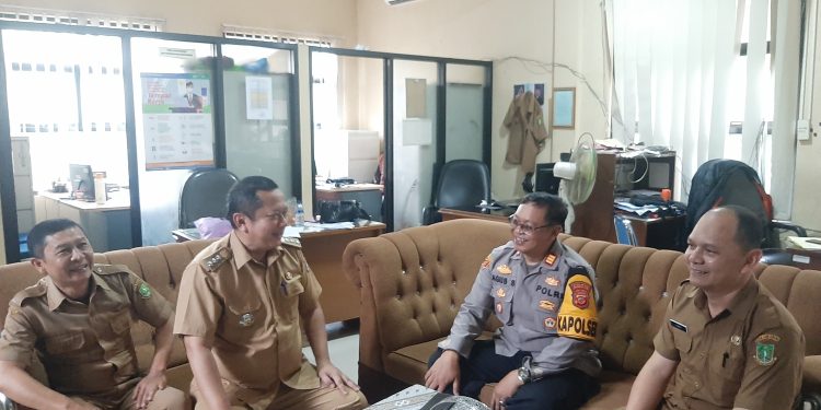 Jalin Silaturahmi Kapolsek Lembursitu Sambangi Kantor Camat