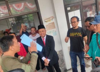 Tim Kemenangan Ujang Taopik Datangi Kantor Bawaslu Kota Sukabumi