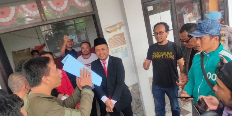 Tim Kemenangan Ujang Taopik Datangi Kantor Bawaslu Kota Sukabumi