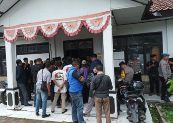 Simpatisan Tim Pemenangan Ujang Taufik, Datangi Bawaslu Terkait Laporan Dari Salah Satu Calon