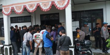 Simpatisan Tim Pemenangan Ujang Taufik, Datangi Bawaslu Terkait Laporan Dari Salah Satu Calon