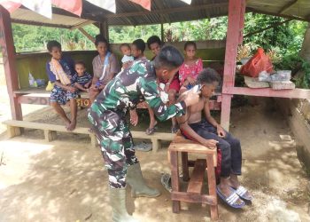 Ketiadaan Tukang Cukur, Pos Satgas Yonif 310/KK Buka Layanan Pangkas Rambut Gratis Di Perbatasan