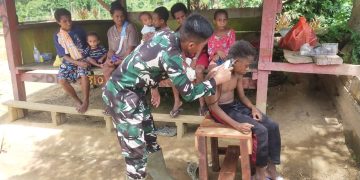 Ketiadaan Tukang Cukur, Pos Satgas Yonif 310/KK Buka Layanan Pangkas Rambut Gratis Di Perbatasan