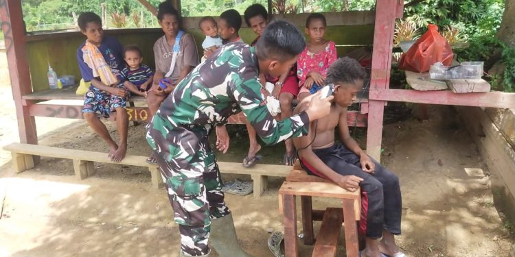 Ketiadaan Tukang Cukur, Pos Satgas Yonif 310/KK Buka Layanan Pangkas Rambut Gratis Di Perbatasan