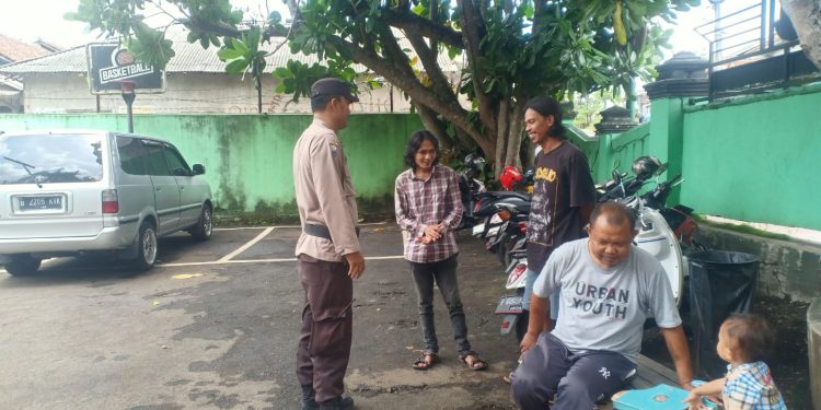 Dekati Warga Babinkamtibmas Sambangi Warga Dan Berikan Imbauan Kamtibmas