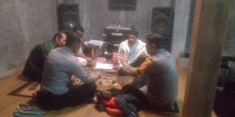 Melalui Sambang Pos Kamling Anggota Polsek Lembursitu  Sampaikan Pesan kamtibmas