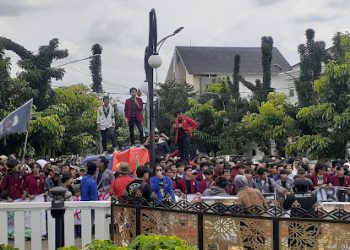 Aksi Unjuk Rasa Ratusan Aliansi Mahasiswa Sukabumi Bergerak, Menolak Kenaikan Harga