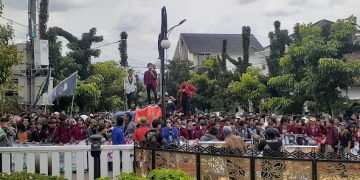 Aksi Unjuk Rasa Ratusan Aliansi Mahasiswa Sukabumi Bergerak, Menolak Kenaikan Harga