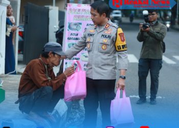 Polres Sukabumi Bagikan Ratusan Takjil Kepada Pengguna Jalan di Palabuhanratu