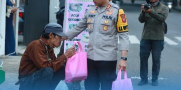 Polres Sukabumi Bagikan Ratusan Takjil Kepada Pengguna Jalan di Palabuhanratu