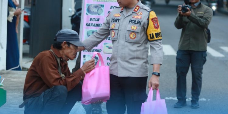 Polres Sukabumi Bagikan Ratusan Takjil Kepada Pengguna Jalan di Palabuhanratu