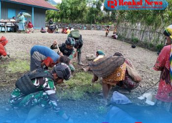 Jelang Paskah, Satgas Yonif 310/KK Bersama Warga Bersihkan Lingkungan Gereja