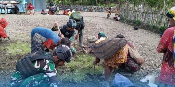 Jelang Paskah, Satgas Yonif 310/KK Bersama Warga Bersihkan Lingkungan Gereja