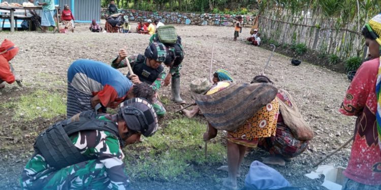 Jelang Paskah, Satgas Yonif 310/KK Bersama Warga Bersihkan Lingkungan Gereja