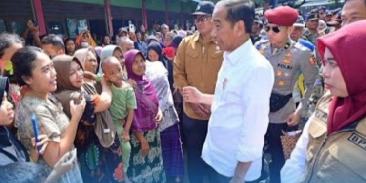 Kunjungi Posko Terdampak Banjir Presiden Jokowi Sapa Masyarakat Demak