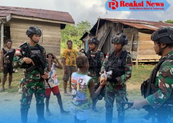 Jalani Ramadhan Di Perbatasan, Satgas Yonif 310/KK Bagikan Takjil Kepada Warga