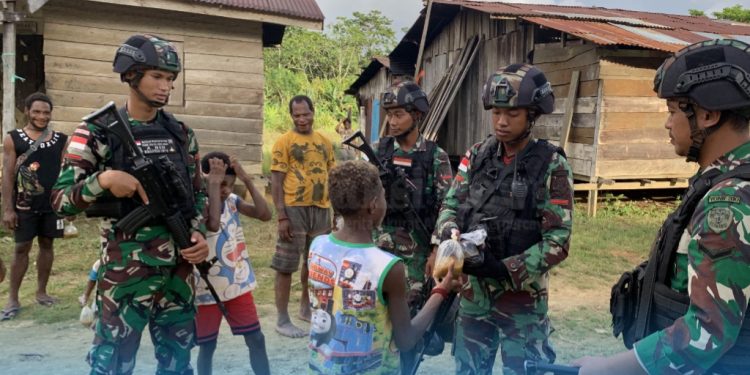 Jalani Ramadhan Di Perbatasan, Satgas Yonif 310/KK Bagikan Takjil Kepada Warga