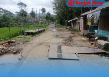 Warga Keluhkan Jalan Rusak Parah Di Jampang Kulon, Butuh Perhatian Pemerintah