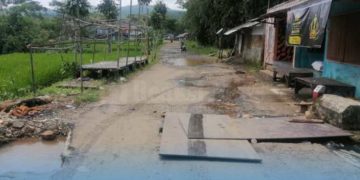Warga Keluhkan Jalan Rusak Parah Di Jampang Kulon, Butuh Perhatian Pemerintah