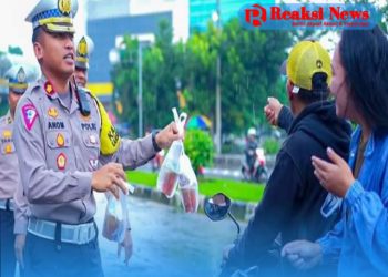 Satlantas Polresta Bandung Lakukan Pembagian Takjil Gratis Kepada Pengendara