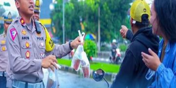 Satlantas Polresta Bandung Lakukan Pembagian Takjil Gratis Kepada Pengendara