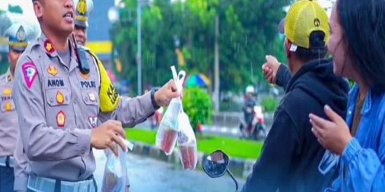 Satlantas Polresta Bandung Lakukan Pembagian Takjil Gratis Kepada Pengendara