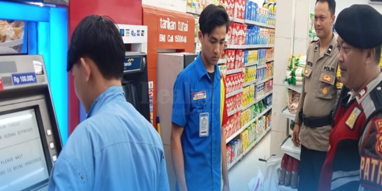 Cegah Kejahatan Perbankkan Saat Patroli Siang Polisi kontrol BANK BRI Dan ATM