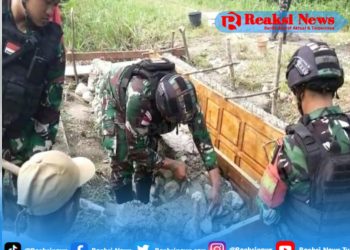 Satgas Yonif 310/KK Perbaiki Jembatan Sebagai Akses Menuju Pemukiman Warga