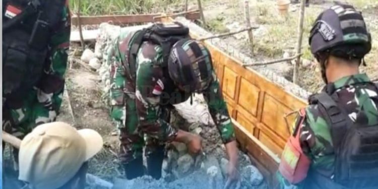 Satgas Yonif 310/KK Perbaiki Jembatan Sebagai Akses Menuju Pemukiman Warga