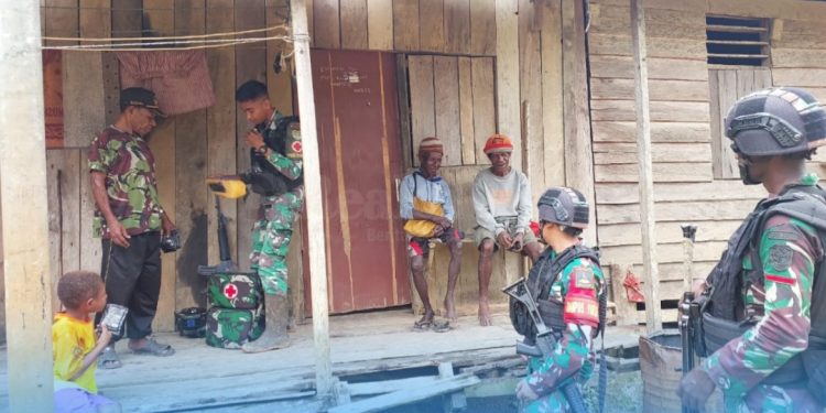 Respons Banyaknya Warga Yang Sakit, Satgas Yonif 310/KK Keliling Kampung Berikan Pengobatan Gratis