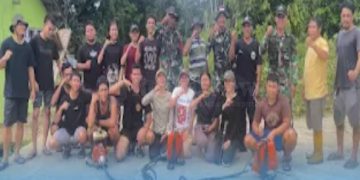 Masih Suasana Ibadah Puasa, Satgas Pamtas RI-Malaysia Yonarmed 16/TK Bersama Masyarakat Laksanakan Karya Bhakti di Wilayah Perbatasan