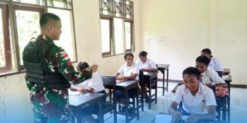 Satgas Yonif 310/KK Berikan Penyuluhan Dan Pemeriksaan Kondisi Kesehatan Kepada Pelajar Di Perbatasan