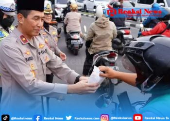 Wakapolda Jabar Bagikan Ribuan Takjil Untuk Pengendara Di Bandung