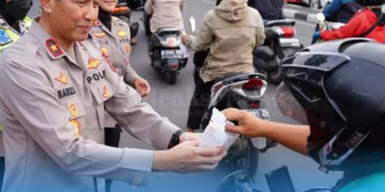 Wakapolda Jabar Bagikan Ribuan Takjil Untuk Pengendara Di Bandung